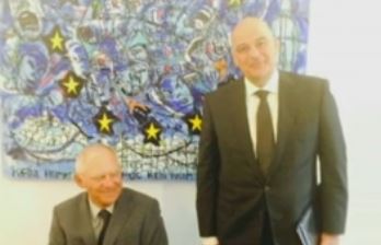 Για φορολογία και ανάπτυξη συζήτησαν Δένδιας-Σόιμπλε στο Βερολίνο