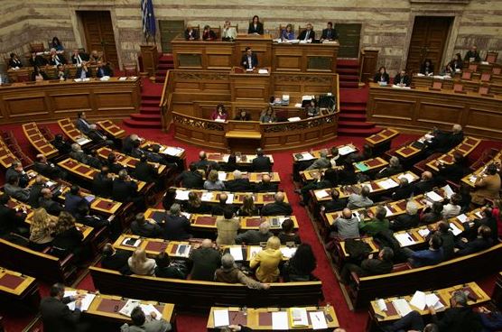 Στο κόκκινο η αντιπαράθεση στη Βουλή για την διαπραγμάτευση