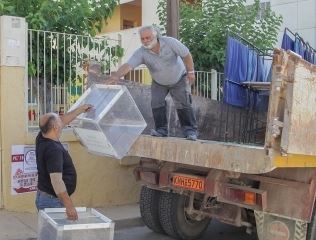 Κάλπες, παραβάν, ψηφοδέλτια και εκλογικό υλικό φορτώνονται για τα εκλογικά τμήματα