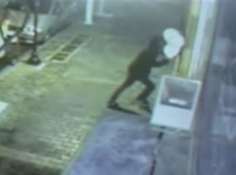 Επίθεση αγνώστων σε εκλογικά κέντρα στο Βύρωνα