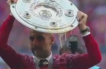 Έλουσαν με μπύρα τον Γκουαρντιόλα στη φιέστα της Μπάγερν