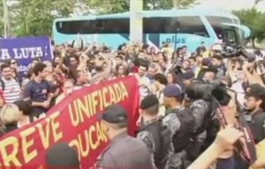 Μουντιάλ 2014: Καθηγητές εμπόδισαν το λεωφορείο της Εθνικής Βραζιλίας