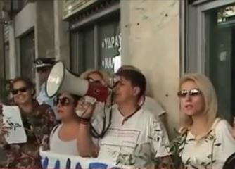 Καθιστική διαμαρτυρία έξω από το ΠΑΣΟΚ κάνουν οι απολυμένες καθαρίστριες