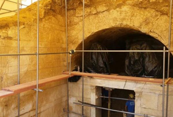 Μαρμάρινο δάπεδο αποκαλύπτεται στον τύμβο της Αμφίπολης