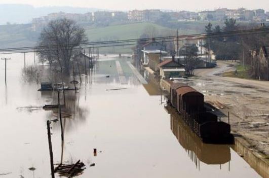 Εκκενώνονται σπίτια στο Ορμένιο, έσπασε το ανάχωμα του ποταμού Έβρου