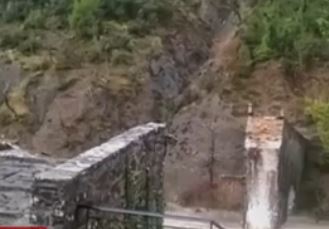 Εκκενώθηκαν χωριά στην Άρτα, κατέρρευσε το ιστορικό γεφύρι της Πλάκας