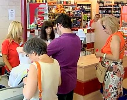 «Βαρύ χτύπημα» στα νοικοκυριά από την ενδεχόμενη αύξηση του ΦΠΑ