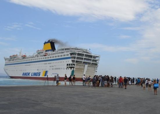 Κως: Έφτασε το πλοίο για την προσωρινή φιλοξενία μεταναστών