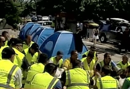 Με σκηνές έξω από το υπουργείο οι μεταλλωρύχοι της Χαλκιδικής