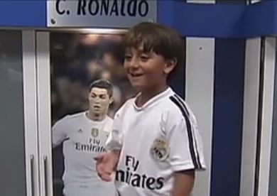 Στο «Μπερναμπέου» ο μικρός πρόσφυγας που κλότσησε η Ουγγαρέζα οπερατέρ