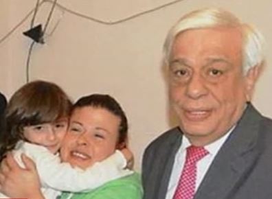 Επίσκεψη Παυλόπουλου σε μονογονεϊκή οικογένεια στο Περιστέρι