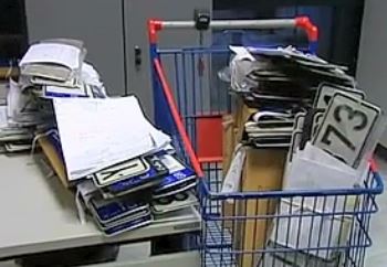 Ανάκτηση πινακίδων με ελαστικούς όρους εξετάζει το ΥΠΟΙΚ