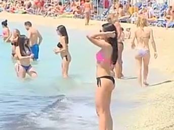 Η ηλιοφάνεια γέμισε τις παραλίες στην Αττική