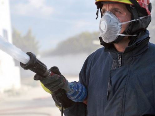 Φωτιά σε έκταση πίσω από το γήπεδο Κερατσινίου