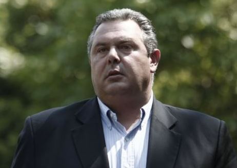 Με αυγά και μπουκάλια υποδέχτηκαν τον Πάνο Καμμένο στην Κω