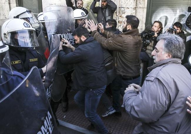 Ένταση στη συγκέντρωση του ΠΑΜΕ έξω από τη Βουλή