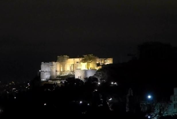 Έσβησαν τα φώτα στην Ακρόπολη για την «Ώρα της Γης»