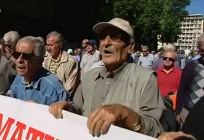 Την κατάργηση του ΕΚΑΣ ζητά η τρόικα