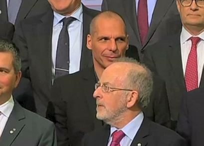 Ομαδικά πυρά εταίρων εναντίον Βαρουφάκη