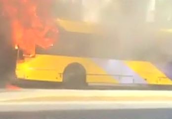 Επεισόδια στο κέντρο της Αθήνας, έβαλαν φωτιά σε τρόλεϊ