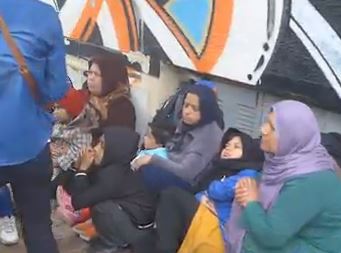 Στον Ελαιώνα «στέλνει» η βροχή τους πρόσφυγες της πλατείας Βικτωρίας