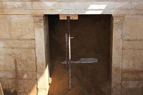 Στο φως σχεδόν ολόκληρη η πρόσοψη του ταφικού μνημείου στην Αμφίπολη