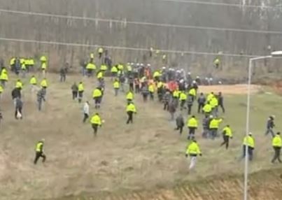 Ένταση στις Σκουριές μεταξύ διαδηλωτών, εργαζομένων και ΜΑΤ