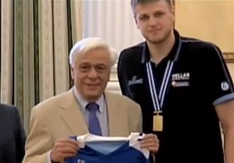 Στον Πρόεδρο της Δημοκρατίας οι «χρυσοί» Έφηβοι του μπάσκετ