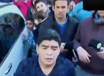 Το χέρι του Θεού… Μαραντόνα, χαστούκισε δημοσιογράφο