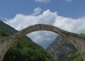 Άμεσα μέτρα για την αποκατάσταση του ιστορικού γεφυριού της Πλάκας