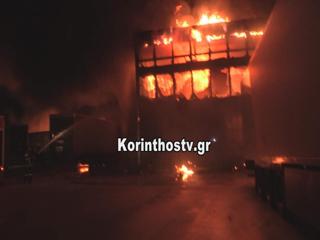 Μεγάλη μάχη για την κατάσβεση πυρκαγιάς σε μεταφορική εταιρεία (βίντεο)