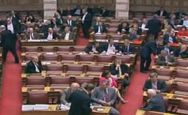 Με ηχηρά «όχι» υπερψηφίστηκε η τροπολογία για τη χρηματοδότηση των κομμάτων