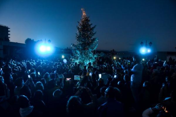 Τα φώτα της ελπίδας: Φωταγωγήθηκε το δέντρο στο Μάτι