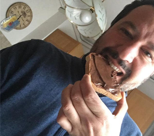 Σάλος με φωτογραφία του Σαλβίνι να τρώει πρωινό παρά τον σεισμό
