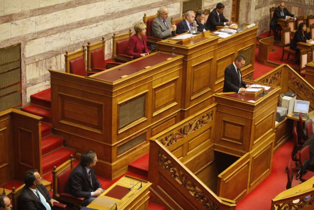 Κόντρα Στουρνάρα – Λαφαζάνη στη Βουλή την παραμονή της ψήφισης του προϋπολογισμού