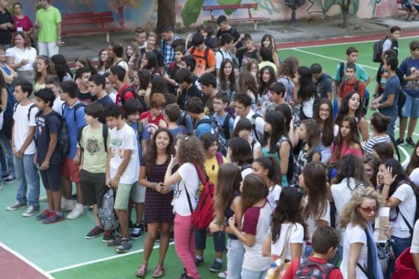 Μετωπική κυβέρνησης-καθηγητών μετά το πρώτο κουδούνι στα σχολεία