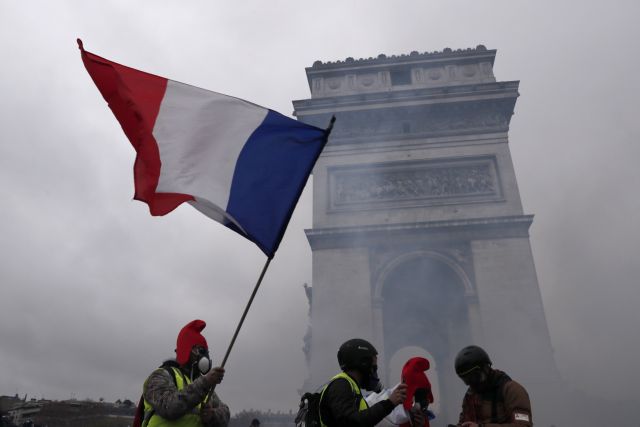 «Συγκλονισμένος από τις επιθέσεις στα σύμβολα της χώρας» δηλώνει ο γάλλος πρωθυπουργός