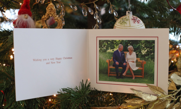 Η βρετανική βασιλική οικογένεια «έστειλε» χριστουγεννιάτικες κάρτες