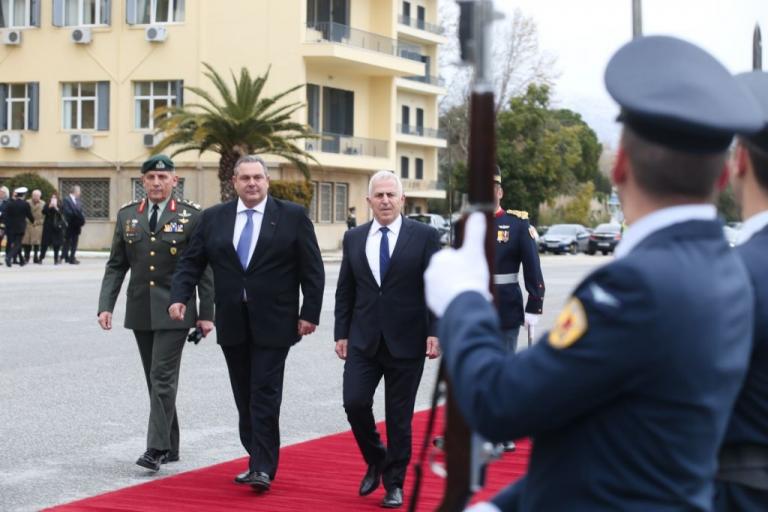 Πρωτοφανές σόου Καμμένου στην παράδοση της καρέκλας