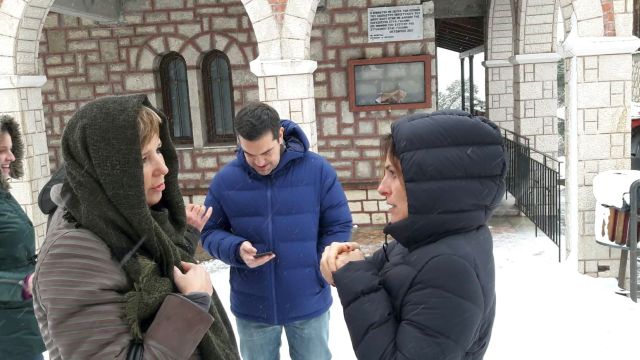 Η βόλτα Τσίπρα με τη Μπαζιάνα στη χιονισμένη Άρτα