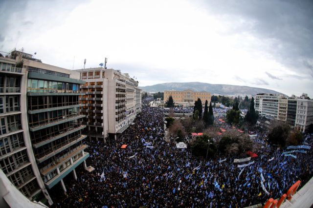 Σε εξέλιξη το συλλαλητήριο για τη Μακεδονία: Κοσμοσυρροή στο Σύνταγμα