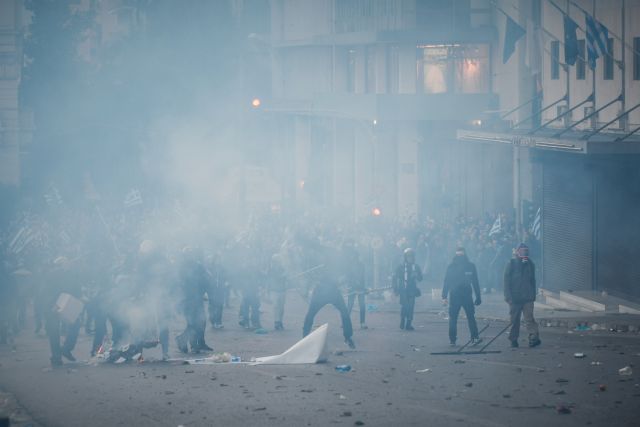 Συλλαλητήριο: Επίθεση σε συνεργείο της ΕΡΤ, σοβαρός τραυματισμός εικονολήπτη