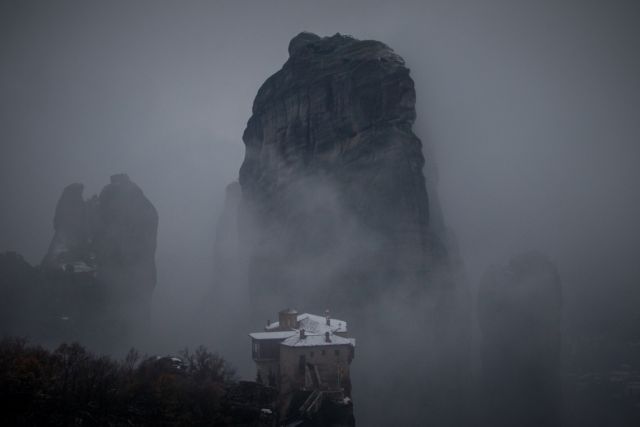 Μαγευτικά πλάνα από τα χιονισμένα Μετέωρα