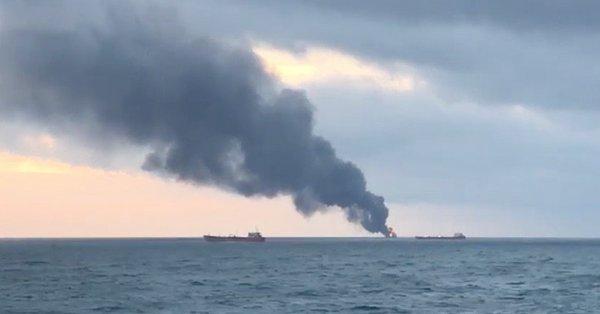 Πυρκαγιά σε δύο πλοία στο Στενό του Κερτς