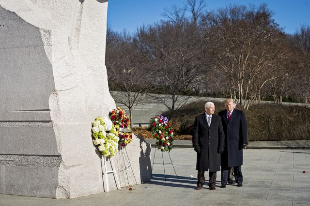 Ο Τραμπ κατέθεσε στεφάνι στη μνήμη του Μάρτιν Λούθερ Κινγκ