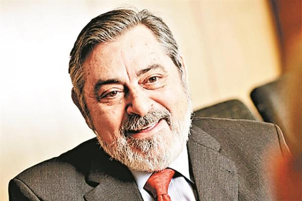 Ο Ελληνας που έμαθε τις τράπεζες να… σκέφτονται