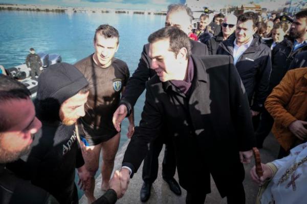 Ο Τσίπρας φίλησε και τον σταυρό