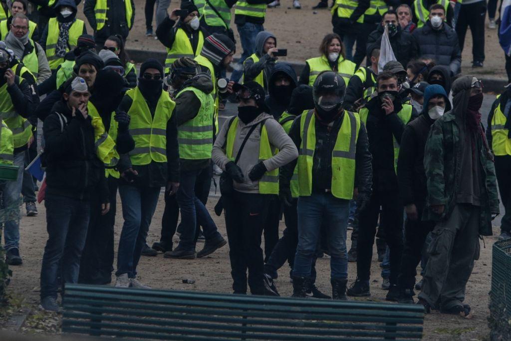 Γαλλία: Στους δρόμους ξανά τα «κίτρινα γιλέκα»