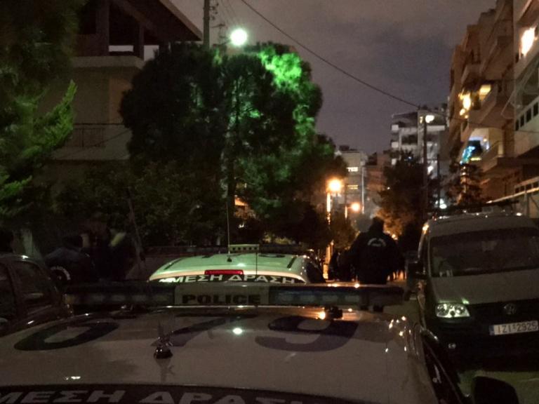 Αγιος Δημήτριος: Παραμένει ταμπουρωμένος ο ένοπλος – Έτοιμη να επέμβει η ΕΚΑΜ