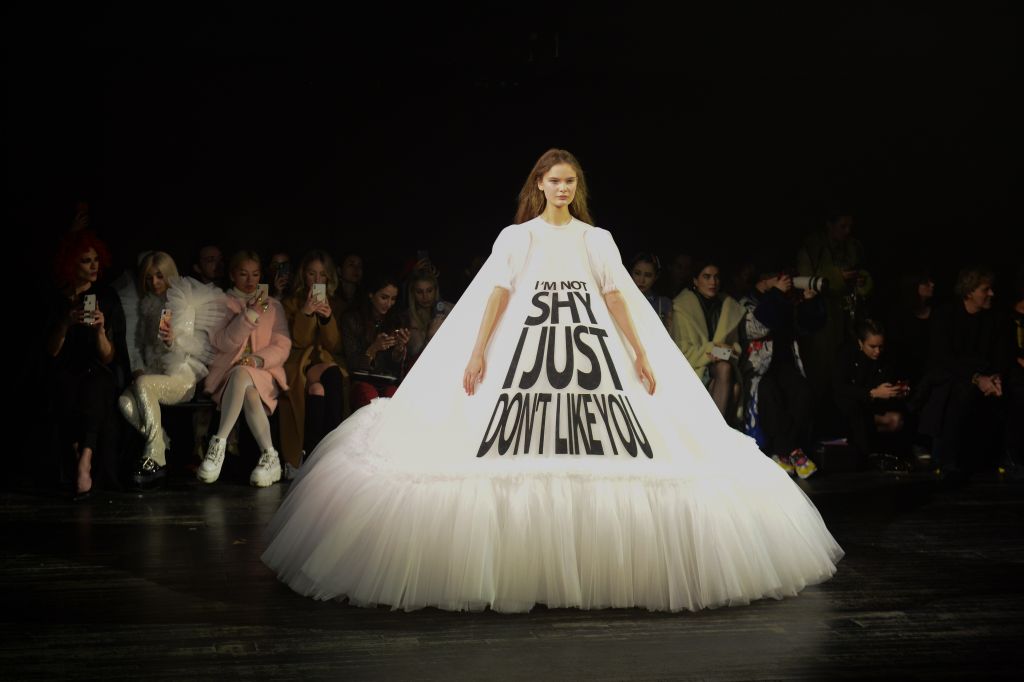 «Αυθάδη» συνθήματα σε φορέματα υψηλής ραπτικής των Victor & Rolf